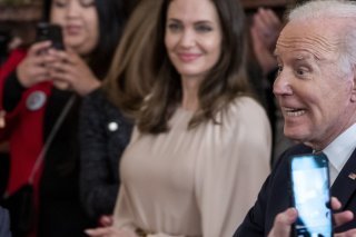 Angelina Jolie, ici à côté de Joe Biden, est de toutes les causes. Une fois pour les femmes victimes de violences domestiques, et une autre pour les Ukrainioens en tant que représentante du HCR.